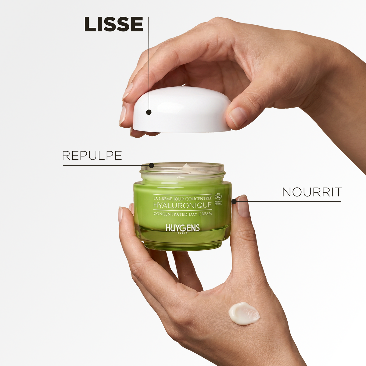 Mains ouvrant le pot : la crème lisse, repulpe et nourrit la peau