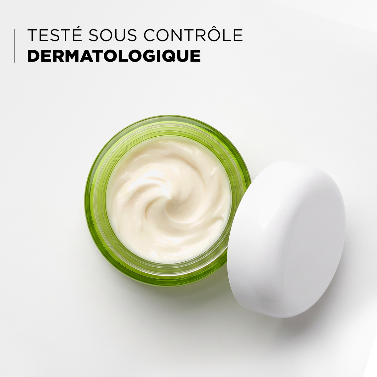 Pot ouvert révélant la texture de la crème, testée sous contrôle dermatologique