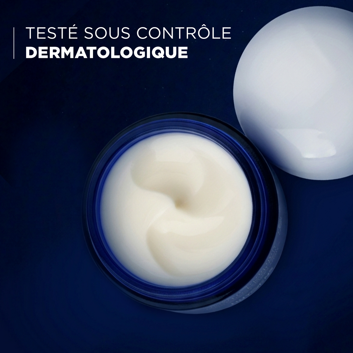 Pot ouvert révélant la texture de la crème, testée sous contrôle dermatologique