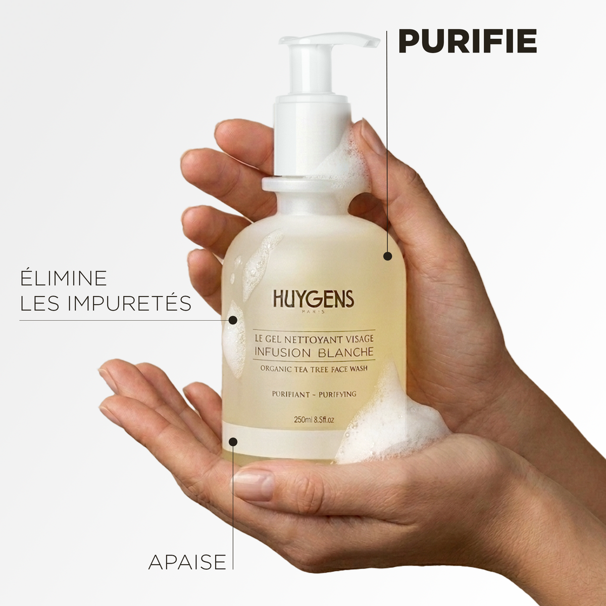 Flacon tenu entre les mains : le gel purifie, élimine les impuretés et apaise